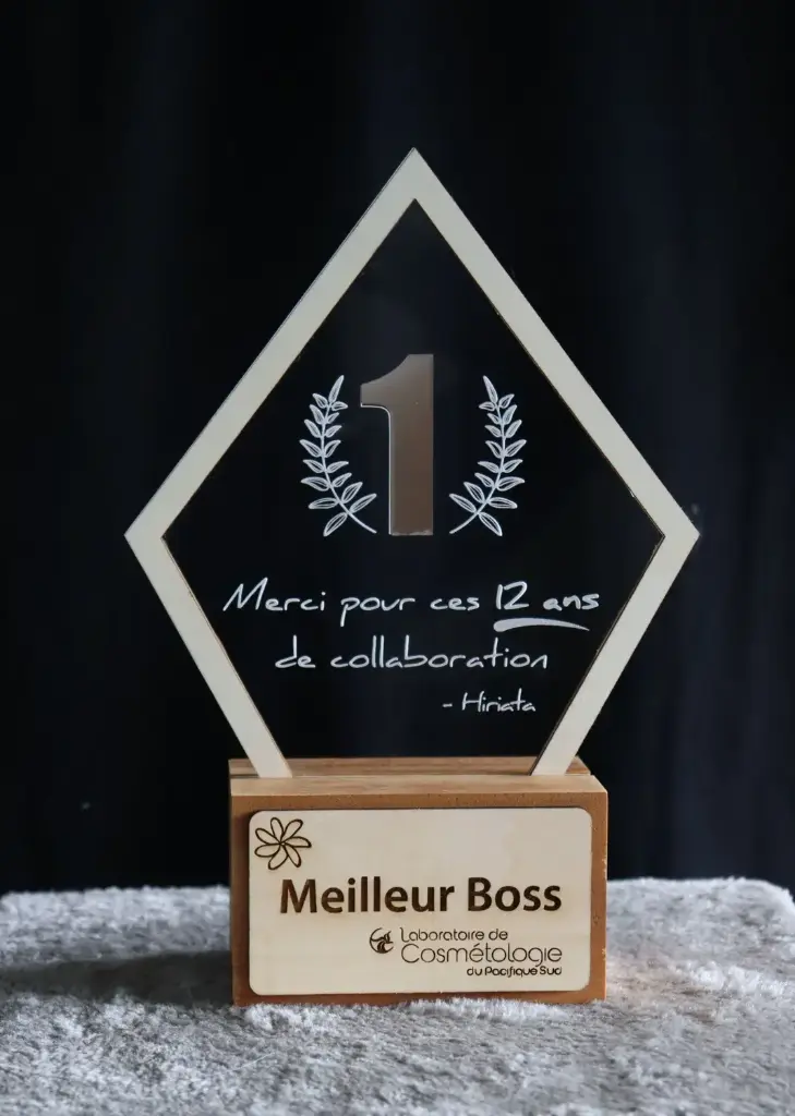 Trophée personnalisé en bois & acrylique - Forme losange