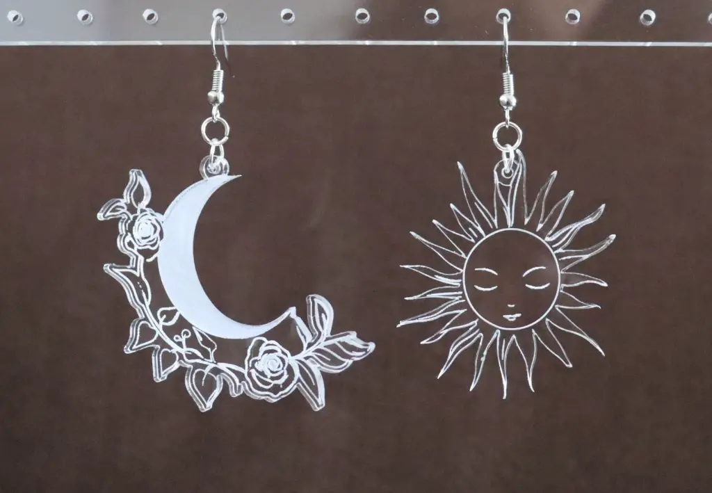 Boucles d'oreilles lune & soleil en acrylique