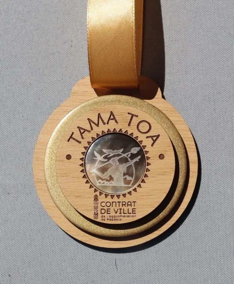 [MBNMA001] Médaille en bois, nacre & métal ou acrylique