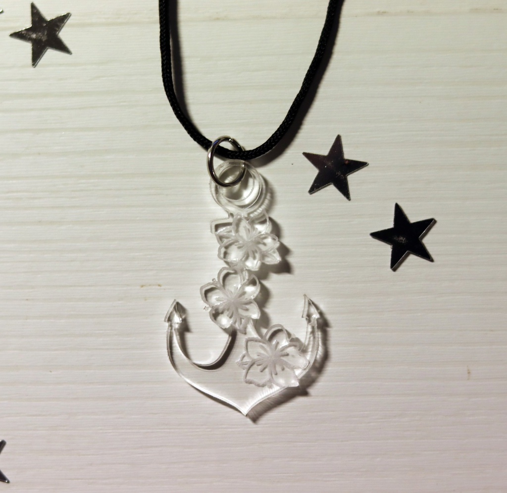 Pendentif ancre et fleurs plexi