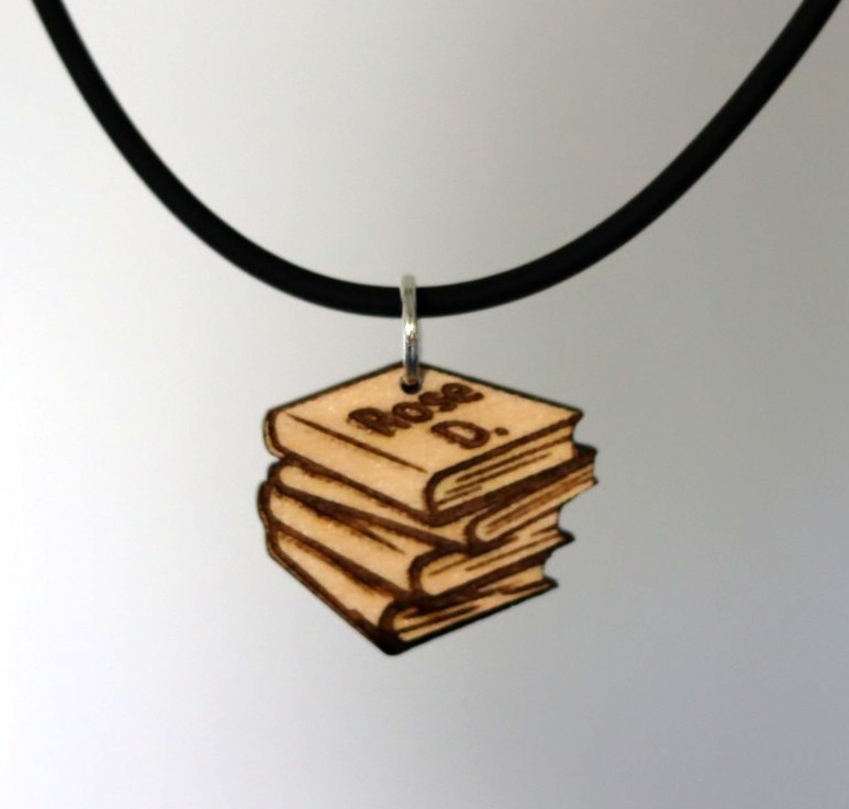 [PEBOPE001] Pendentif personnalisé en bois (Silicone noir avec fermoir intégré)