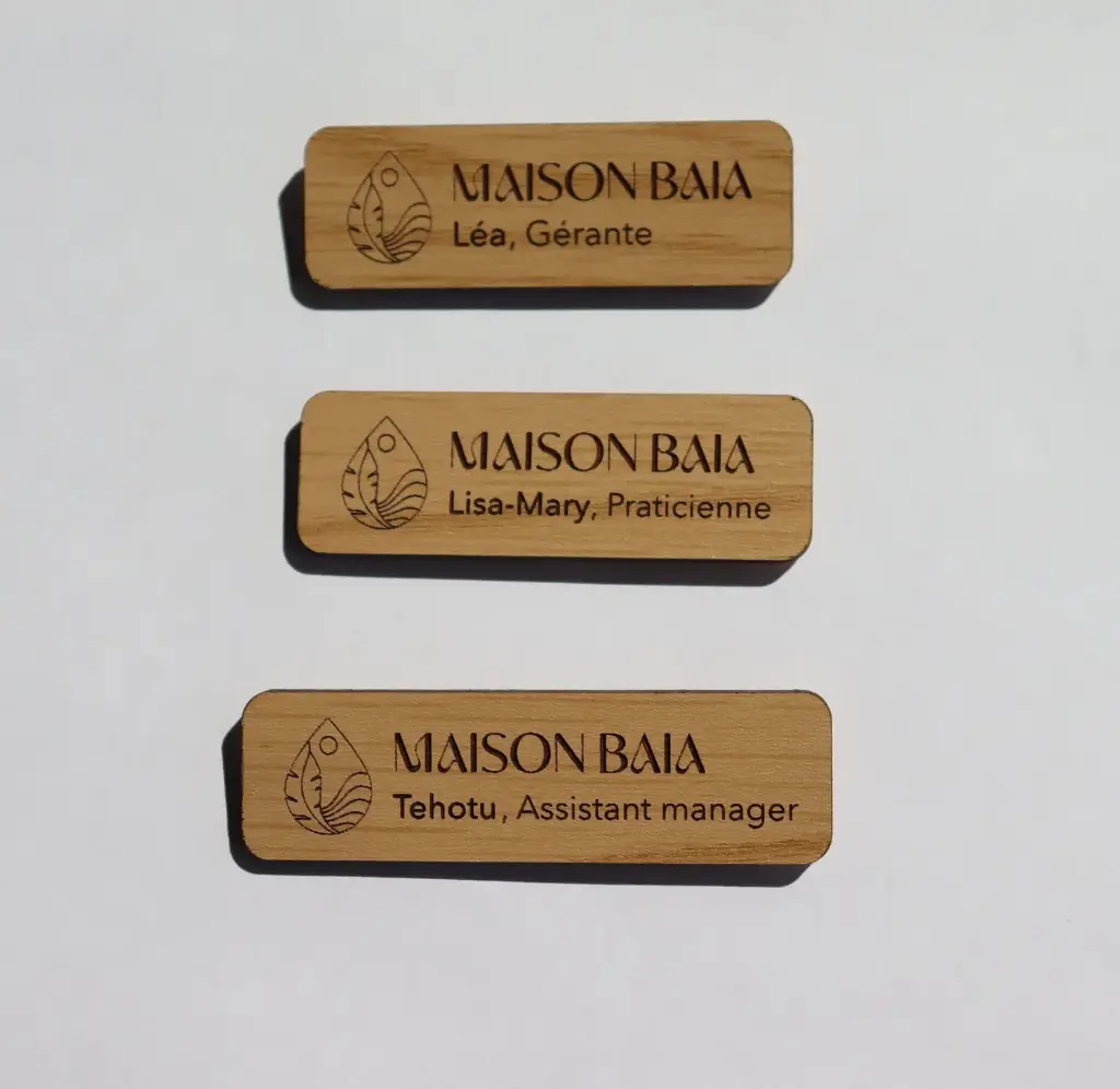 Badge professionnel personnalisé en bois