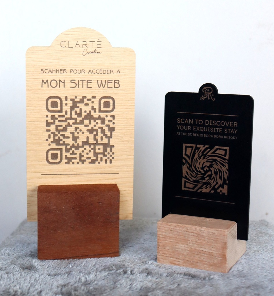 Présentoir avec QR code en bois