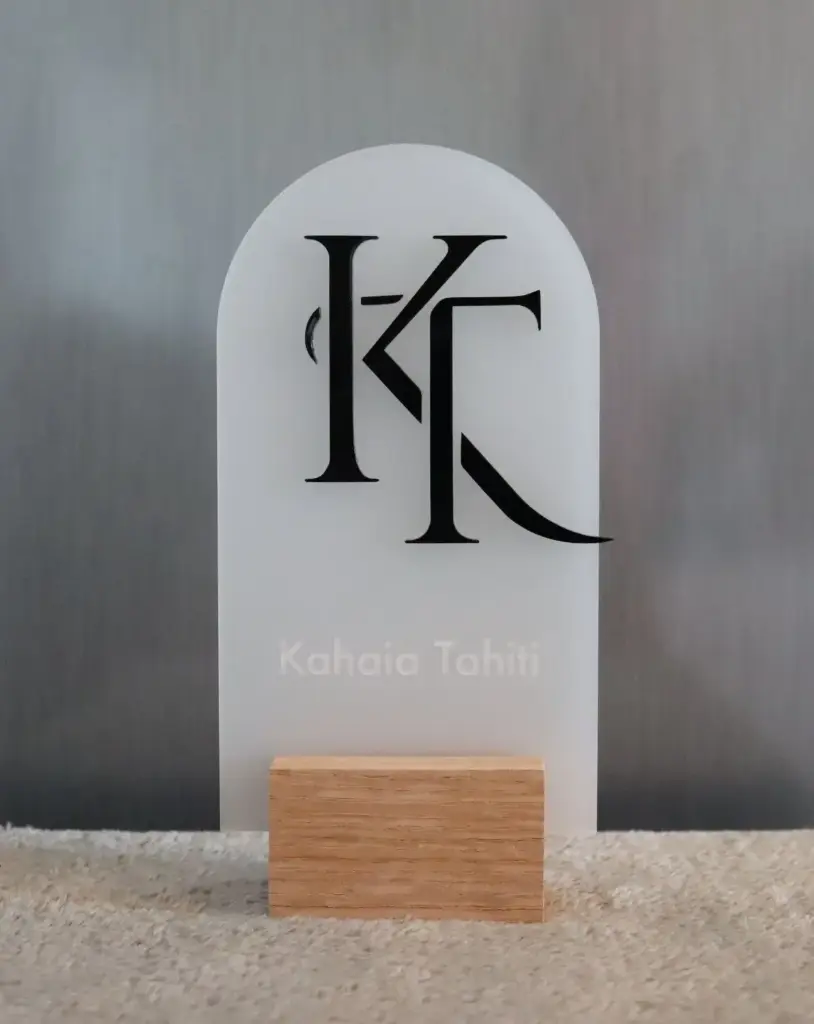 [PRACPE001] Présentoir en acrylique (socle en bois) (Blanc transparent)