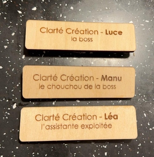 Badge professionnel personnalisé en bois